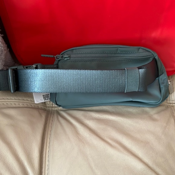 NWT Lululemon Teal belt bag - Picture 10 of 12